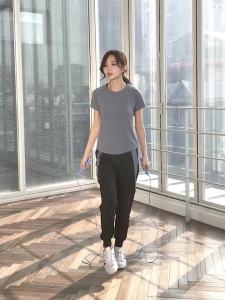 จัดส่งจากจีน [2025] ชุดกีฬาฟิตเนสผู้หญิงฤดูใบไม้ผลิและฤดูร้อนแขนสั้นสองชิ้นชุดวิ่งกีฬามืออาชีพเสื้อผ้าโยคะแฟชั่นระบายอากาศแห้งเร็ว 3.8