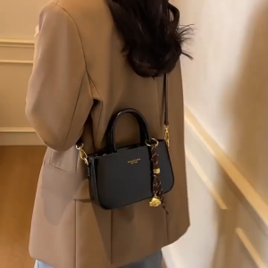 Túi xách tay đeo chéo nữ da trơn tặng kèm móc chuông sang chảnh HĐ 278