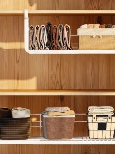 เก้าอี้รองรับกระเป๋าเสื้อผ้าแบบยืดหยุ่น ตู้รองรับสินค้า กระดานแบ่งส่วน กระดานจัดระเบียบ ชั้นวางของในตู้เสื้อผ้า กระเป๋าผ้าผูกเชือก