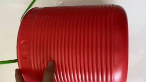 Xô đỏ đựng nước