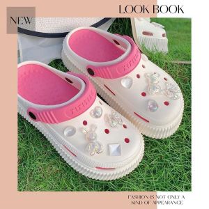 DMshoes  จัดส่งในไทย รองเท้าแตะหัวโตแฟชั่น งานสำหรับสาวๆ มีหลากหลายสีให้เลือกกัน วัสดุยางเบาและนิ่มใส่สบายเท้า มีตัวติดให้ในชุดแล้วสามารถติดได้ตามต้องการเลย