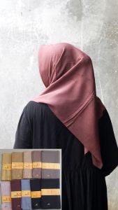 Hijab Segiempat Paris Premium Azara dengan Logo Metal