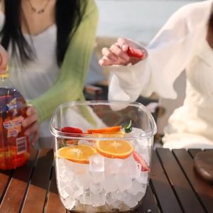 ถังใส่น้ำแข็งพลาสติก PET โถใส่น้ำแข็ง มีที่หิ้ว ขนาด 21.6x18.7x16.7 cm. พร้อม ที่คีบ - 1 รายการ