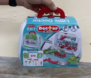 ĐỒ CHƠI - 008-935A - Bộ Đồ Chơi Túi Đeo Vai Dụng Cụ Bác Sĩ (Kích thước 20.5x9x16.8cm)