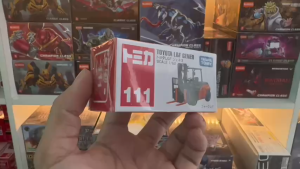 Mô Hình Xe Nâng Hàng Toyota Geneo Forklift Takara Tomy Tomica No.111 (Chính Hãng Hộp Giấy)