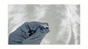 ชุบทองคำขาว ฝังเพชร Moissanite Emerald cut 1กะรัต และบ่าข้าง - แหวนเงินแท้ ชูมู 18ครั้ง