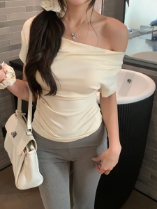 Korean Dress🎉เสื้อยืดสวยๆผู้หญิง🤍เสื้อยืดแฟชั่นผู้หญิง เสื้อยืดเซ็กซี่ เสื้อยืดแขนสั้นไหล่เดียวสีพื้นเรียบง่าย สไตล์เกาหลีหวานๆ