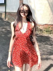 ชุดเดรสคอวีแขนกุดผ้าชีฟองสีแดงลายดอกไม้ ชุดเดรสกระโปรงสั้นทรงเอเข้ารูป ชุดเดรสฤดูหนาวสำหรับผู้หญิง ชุดเดรสแขนกุด