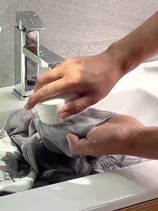 "Soft Clothes Brush | Sikat Baju Halus Hai Moms seringkali ada noda membandel di pakaian dan susah dibersihkan setelah di kucek nah sikat ini akan membantu moms membersihkan noda pada pakaian tanpa merusak serat pakaian Moms. Bulunya sangaaaat halus