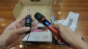 SHALANRA RE288 ไมโครโฟนไร้สาย ไมโครโฟนไดนามิกแบบชาร์จไฟได้ สำหรับคาราโอเกะ ไมโครโฟนสีแดง