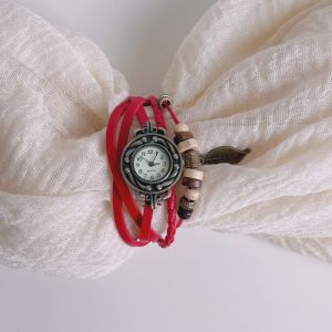 นาฬิกาข้อมือผู้หญิงแบบย้อนยุคสไตล์ชาติพันธุ์ สร้อยข้อมือสีแดง สายรัดสร้อยคอใบไม้ทอ นาฬิกาควอตซ์ กลไกแบบควอตซ์