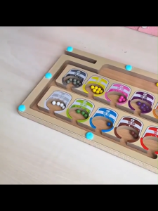 เขาวงกตแม่เหล็ก ของเล่นไม้ เสริมพัฒนาการเด็ก สามารถช่วยให้เด็กเรียนรู้แยกแยะสี ของเล่นเสริมพัฒนาการและฝึกสมาธิ สำหรับเด็กอายุ 3 ถึง 6 ปี