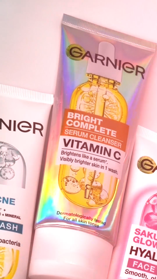 Garnier Bright Complete Vitamin C Face Wash 100ml - Gently Cleanses and Brightens for a Radiant Complexion
