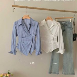 เสื้อเชิ้ตผ้าชีฟองลายทางสีน้ำเงินไม่สมมาตรสำหรับผู้หญิง ฤดูใบไม้ผลิและฤดูใบไม้ร่วง สไตล์เกาหลี ความรู้สึกหรูหรา ดีไซน์เรียบง่าย เสื้อตัวบน