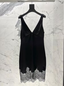 ชุดเดรสคอวีลูกไม้เซ็กซี่ กระโปรงทรงเอ แขนกุด กระโปรงสั้น ผ้าโพลีเอสเตอร์ 2024 ฤดูใบไม้ร่วง เดรสยาวปานกลาง