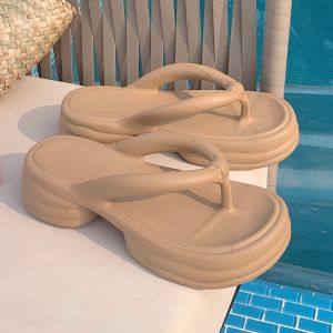 รองเท้าแตะส้นหนาสำหรับผู้หญิงในช่วงฤดูร้อนที่สวมใส่กลางแจ้งเพื่อเพิ่มความสูง รองเท้าแตะชายหาดกันลื่น รองเท้าแตะแบบสวมหัวคู่สำหรับฤดูร้อน 2024 ใหม่