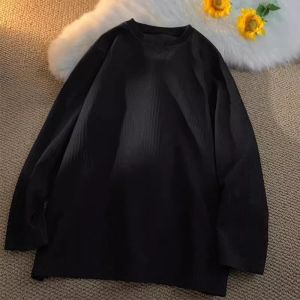 เสื้อยืดคอกว้างแขนยาวหลวมๆ ทรงหลวมๆ สำหรับผู้ชายและผู้หญิง เสื้อชั้นในลำลองสำหรับฤดูใบไม้ร่วง สวมใส่สบาย ระบายอากาศได้ดี ผลิตจากผ้าผสม