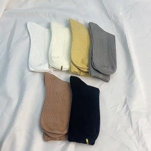 CEEKEY ถุงเท้า ถุงเท้าขนาดกลางสำหรับสุภาพสตรี ถุงเท้าฤดูใบไม้ร่วงและฤดูหนาว ถุงเท้ากองร้อยสีทึบ ถุงเท้าผ้าฝ้ายเรียบง่ายสำหรับผู้หญิง