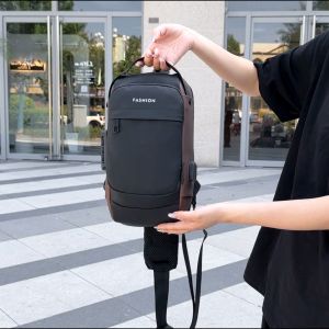 กระเป๋าคาดอกผู้ชายรุ่น กันน้ำมาพร้อมช่องชาร์จUSB ดีไซน์สปอร์ตสุดเท่ จุของได้เยอะ คุ้มค่ามากๆ