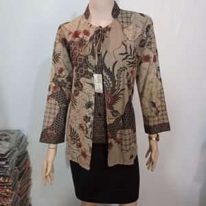 blouse batik motif pola burung moca krem bunga merah arta batik super KODE 46 l atasan batik wanita l batik kerah mandarin 10.10 23 batik model bolero grosir batik krem-kreman seragam batik / batik modern / batik pilihan / batik qonita