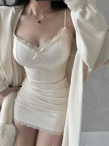 ชุดเดรสกระโปรงสั้นแขนกุดคอวีเข้ารูป ชุดเดรสฤดูใบไม้ผลิ ผ้าฝ้ายผสมโพลีเอสเตอร์ ความยาวปานกลาง แขนกุด กระโปรงสั้น