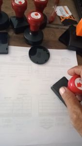 stempel plastik gelas cup opp