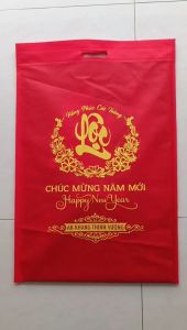 Túi vải đỏ không dệt 42 x 65cm thích hợp đựng quà tặng dịp tết lễ chất liệu thân thiện môi trường bền và sang trọng