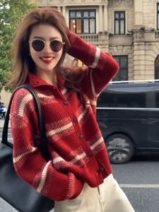 CHOEFULYN | Áo Cardigan Dệt Kim Sọc Đỏ Lễ Hội