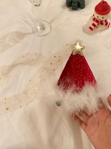 หมวกคริสต์มาสขนาดใหญ่พร้อมโบว์ผ้าปักขนนก หมวกคริสต์มาสสำหรับผู้หญิง หมวกตกแต่งผม เครื่องประดับผม หมวกทรงกลมแบบสวม