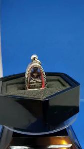 大名鼎鼎非常稀有铜制三宝佛公(也称三世佛来自于三个不同佛界的佛祖)小立尊已包好花边不锈钢佛牌壳已念经开光了可直接佩戴了RareThai Legend Buddha Phra Chao PhananChoeng (Sam Poh Kong) RoopLor Blessed.