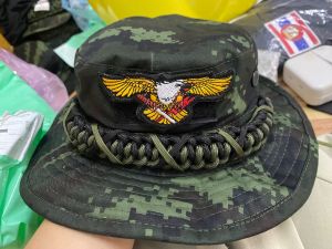 หมวกปีกสั้น ลายพรางทหารบกรุ่นใหม่ ถักเชือกพาราคอร์ดพร้อมอาร์มปักติดตีนตุ๊กแกหน้าหมวก