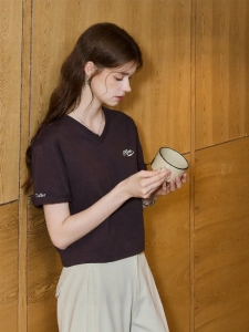 KUHNMARVIN | Áo Thun Ngắn Tay V-Neck In Chữ Phong Cách Nữ Trẻ Gọn Gàng