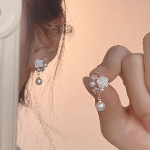 Fashionable French Tea Rose Gold Earrings Womens Elegant Versatile Unique Design Sensation Luxury Small Audience Ear Jewelry