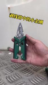 Dụng Cụ Bóc Vỏ Và Cắt Dây Đa Năng Cho Thợ Điện Làm Bằng Thép Carbon Tích Hợp Chức Năng Bóc Vỏ Và Cắt Dây.