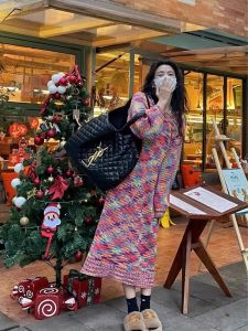 เสื้อคาร์ดิแกนถักยาวคอวีสีสันสดใสสำหรับผู้หญิงในช่วงต้นฤดูใบไม้ร่วง 2024 เสื้อคลุมกันหนาวแบบสวมหัวที่หรูหราและมีสไตล์