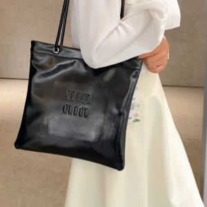 Just Star ⚡จัดส่งฟรี สินค้าพร้อมส่ง⚡กระเป๋าแฟชั่นสำหรับเดินทาง กระเป๋าผู้หญิงความจุมากสไตล์ต่างประเทศลำลองทุกกระเป๋าสะพายไหล่หนึ่งชิ้นกระเป๋าทรงสี่เหลี่ยมมีหูหิ้วสะพายไหล่