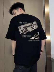 เสื้อยืดคอกลมแขนสั้นผ้าฝ้ายแท้สำหรับฤดูร้อน เสื้อยืดคอกลมพิมพ์ลายตัวอักษรสไตล์อเมริกันสำหรับผู้ชาย สีดำ ทรงหลวม