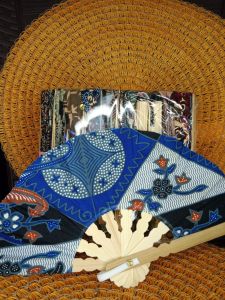 souvenir Isi 50 pcs pernikahan Kipas BatikPlastik Panjang 15cm-