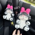 Lucy Cat ผู้ชายและผู้หญิงหวานน่ารักสนุกสร้างสรรค์การ์ตูนตุ๊กตานุ่มตุ๊กตารถเข็มขัดนิรภัยตกแต่งสบายไหล่. 