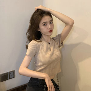เสื้อยืดแขนสั้นถักสไตล์เกาหลีสำหรับผู้หญิงในช่วงฤดูร้อนปี 2025 ดีไซน์เก๋ไก๋และมีเอกลักษณ์เฉพาะตัว เสื้อยืดคอกลมสีพื้น