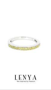 LENYA แหวน CZ สีเหลืองทองจาก SWAROVSKI เสริมความหรูหรา ขนาด 1.25 มิล ตัวเรือนเงินแท้925 ชุบทองคำขาว