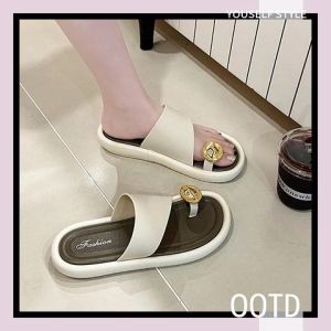 LiShops ห้ามพลาด รองเท้าแตะแฟชั่นผู้หญิง ดีไซน์ใหม่ไม่ซ้ำใคร ฟิวหูหนีบ วัสดุยาง ทรงสวย มี 3 สีให้เลือก สั่งเลยสินค้าพร้อมจัดส่ง