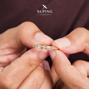 Xuping Cincin Wanita Lapis Emas Mata Baguette Bulat Biji Lada 0121250449