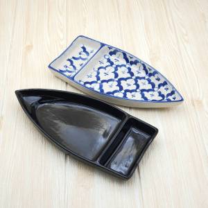 จานทรงเรือ จานเซรามิค มีช่องใส่น้ำจิ้ม 4.8 x 10.25 นิ้ว ลายคราม มีส่วนล่างเลือก 2 สี และดำ