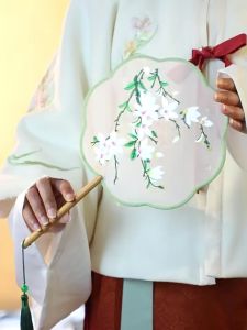 Quạt Tròn Cầm Tay Cổ Điển Thêu Một Mặt Phong Cách Trung Hoa Quạt Lụa Họa Tiết Hoa Đính Tua Rua Dùng Làm Đạo Cụ Hoàn Hảo