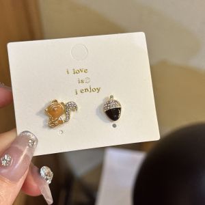 ต่างหูรูปสุนัขจิ้งจอกลายการ์ตูนไม่สมมาตรสำหรับผู้หญิง ต่างหูรูปผลิตรักษาความสดใหม่ ต่างหูแฟชั่นแบบมีหัวเข็มขัด