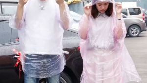 JAS HUJAN EKONOMIS SEKALI PAKAI YANG SESUAI UNTUK DIBAWA BERPERGIAN/KEGIAAN OUTDOOR/BERKEMAH