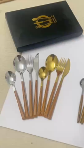 [พร้อมส่งจากไทย]หรูหรา ชุดช้อนส้อม สแตนเลสอย่างดี รวม 4 ชิ้น  ช้อน ส้อม มีด พร้อมกล่องสำหรับมอบเป็นของขวัญ