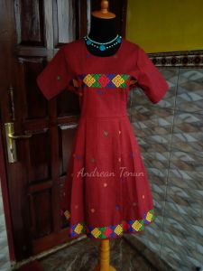 Dress tenun pabintik motif toraja