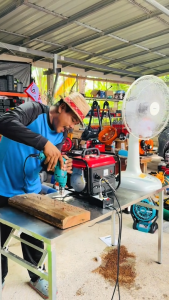 REAIM เครื่องปั่นไฟเบนซิน 2 จังหวะ 650W พร้อมกรอบป้องกัน เครื่องกำเนิดไฟฟ้าขนาดเล็ก เสียงเงียบ ประหยัดน้ำมัน พกพาสะดวก เหมาะสำหรับบ้านและงานฉุกเฉิน